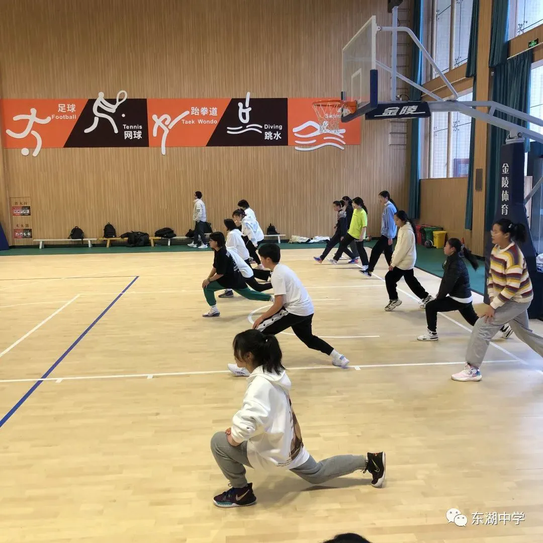 刻苦训练篮球时如何避免受伤的建议_0